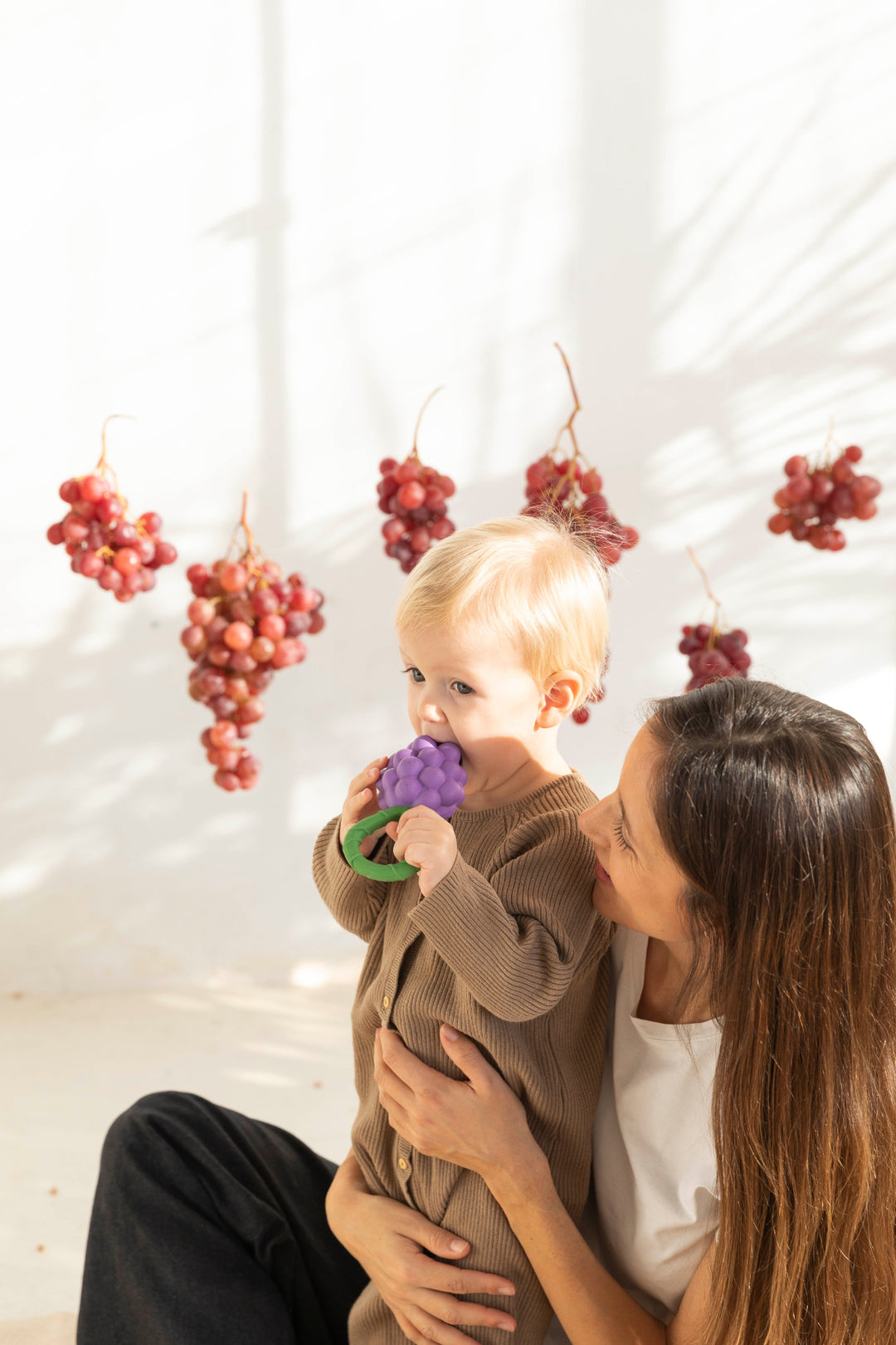 Oli &amp; Carol Grape Rattle Toy - Baby Rammelaar - Paars 2