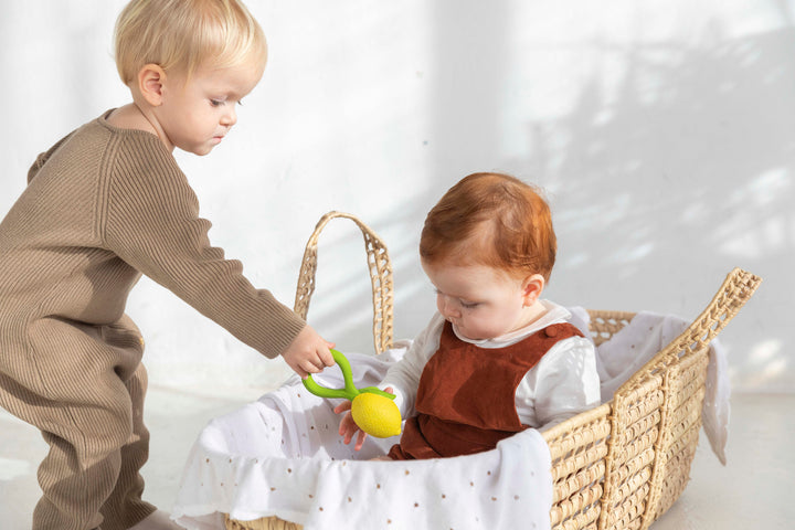 Oli &amp; Carol Lemon Rattle Toy - Baby Rammelaar - Geel 2